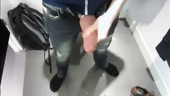 业余男在公共试衣间打飞机并射精
