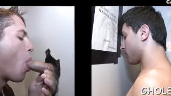 Uma lontra selvagem faz um boquete em um glory hole