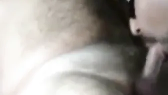 Oso maduro recibe mamada profunda y paja de amateur más joven