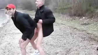 Papai fode sem camisinha lá fora em dia frio