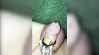 Cara em jaula de castidade confessa enquanto bate punheta com seu p...