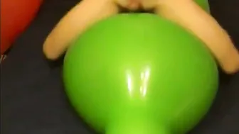 Twink monta grande brinquedo sexual balão verde e goza forte