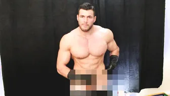 Homem solo musculoso de luvas de couro bate punheta no pau duro