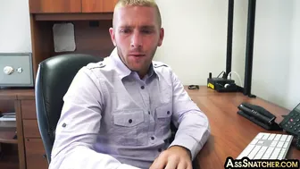 Jefe peludo folla a empleado a pelo en la oficina pov