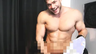 Homem musculoso bate punheta forte e goza