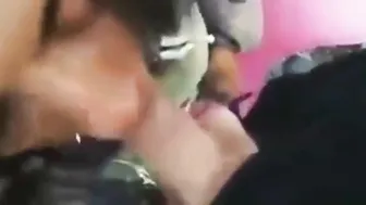 Amadores de twinks acoplando e masturbando-se ao ar livre em público