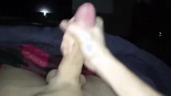 Joven amateur se masturba su gran polla en webcam