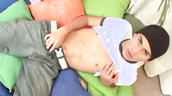 Twink latino alfredo se masturba su gran polla sin cortar
