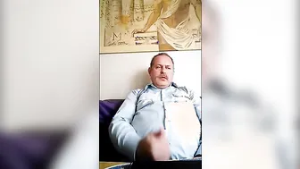 Papá oso peludo se masturba su gruesa carne y dispara