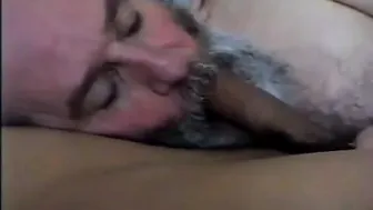 Papá oso barbudo chupa verga y traga semen