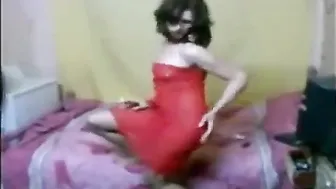 ägyptischer crossdresser ingy tanzt solo in einem amateurvideo