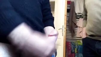 Oso amateur acaricia su gran polla y se corre en los calzoncillos