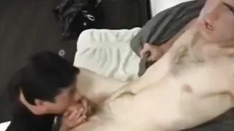 Jovencito da una paja y una mamada hasta el corrida