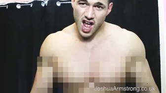 Hombre amateur musculoso se masturba la polla dura en solitario