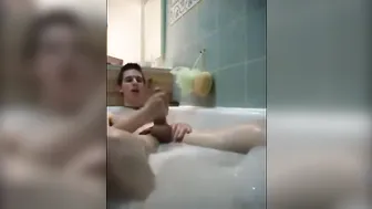 Joven pasivo se masturba y se corre solo en la bañera