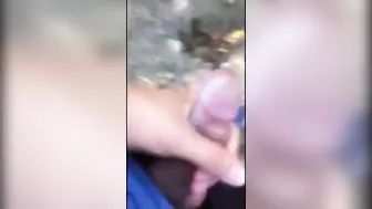 प्रदर्शनवादी समलैंगिक आदमी बेघर वॉयeur के लिए बाहर हस्तमैथुन करता है