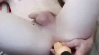 Amateur twink juega con juguete sexual rosa en sesión anal solitario