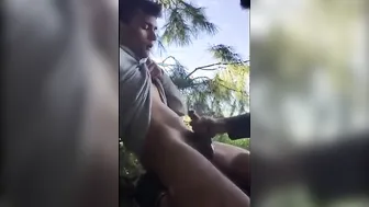 Paja de jovencito en el parque con chicos amateur