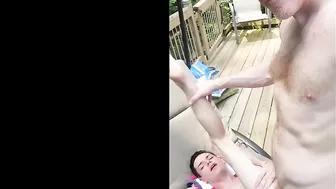 Papá bareback a twink al aire libre junto a la piscina
