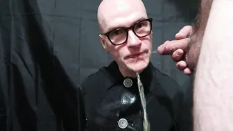 Alpha 猛男在黄金淋浴调教中向顺从的书呆子撒尿