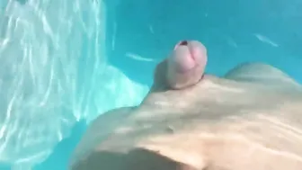 Tipo amateur se masturba junto a la piscina y dispara una corrida s...