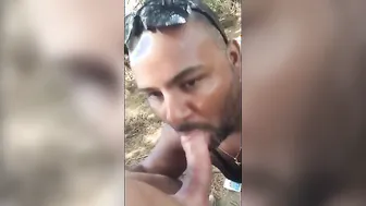 Hunk fazendo garganta profunda e lambendo pau ao ar livre