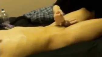 Twink dá massagem com punheta amadora na webcam
