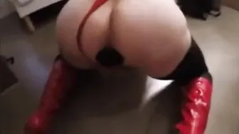 Travesti submisso faz boquete em travesti dominador