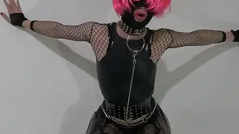 Dünner crossdresser strippt und tanzt in engem neuen outfit