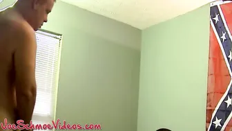 Homem maduro gay fodido sem camisinha em sexo a três interracial co...