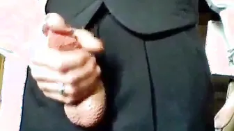 Papá en traje se masturba y dispara su carga