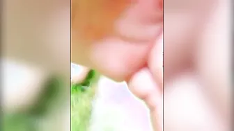 Paja al aire libre desnudo en el patio trasero