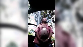 सीधे पापा पार्क में बाहर हस्तमैथुन कर रहे हैं