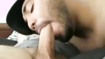 Amigo chupa meu pau grande e leva minha porra no rosto