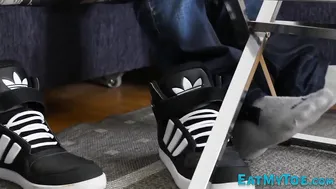 Joven delgado se masturba su polla dura y adora los pies