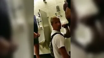 肌肉男和熊在公共场合三人业余口交