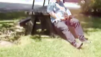 Hombre maduro se masturba al aire libre en parque público