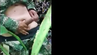 जवान लैटिनो सैनिक जंगल में हस्तमैथुन करता है