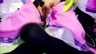 Dois travestis asiáticos se masturbam mutuamente e gozam