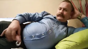 Papá oso peludo con bigote se masturba y se corre