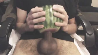 Asiatischer amateur-solo-typ fickt wassermelone und kommt