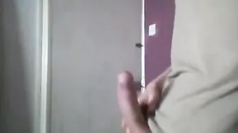 पतला ट्विंक सेक्स टॉय से हस्तमैथुन करता है और स्खलित होता है