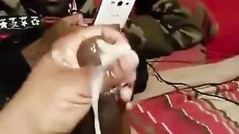 黑人业余男撸粗大鸡巴直到猛烈射精
