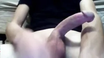 شاب أملس بزب كبير مختون يستمني على كاميرا ويب