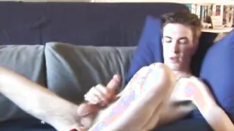 Damon se branle avec un gode xl et jouit sur sa poitrine