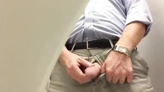 胡子大叔一边撒尿一边撸他的粗屌