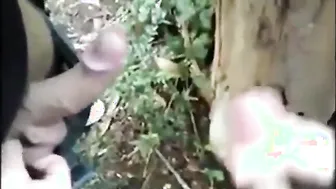 Tipo amateur se masturba la polla grande al aire libre