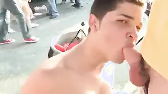 Jovencito delgado da una mamada al aire libre en una fiesta de tail...