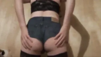 Sissy twink hace striptease en ajustados daisy dukes