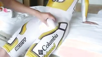 Twink em roupa de ciclista masturba pau grande sozinho